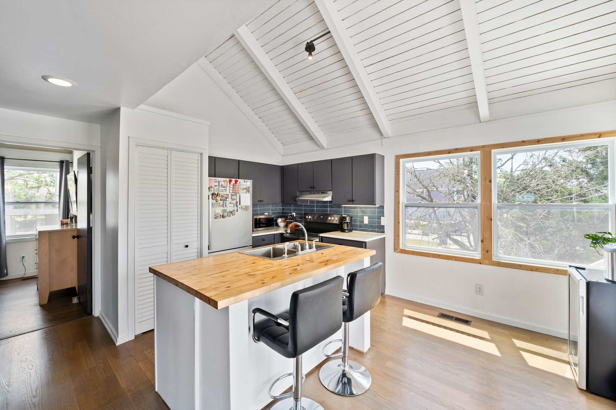 Building Photo - 8439 River Rd