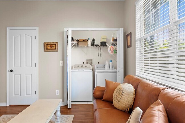 Building Photo - 3023 Pointeview Dr