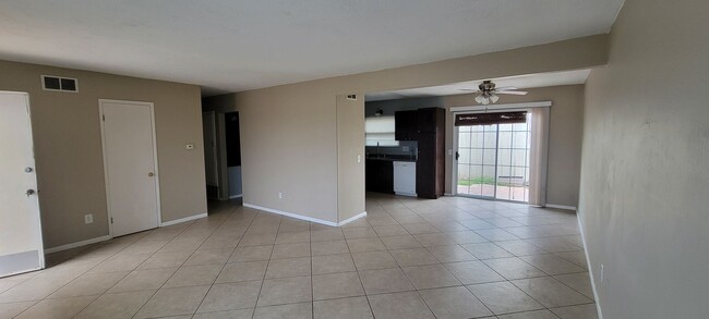 Building Photo - 3-Bed/2-Bath House w/2-Car Garage Near Str...