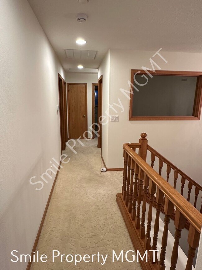 Building Photo - Lovely house with 4 bedrooms, 2 bonus room...