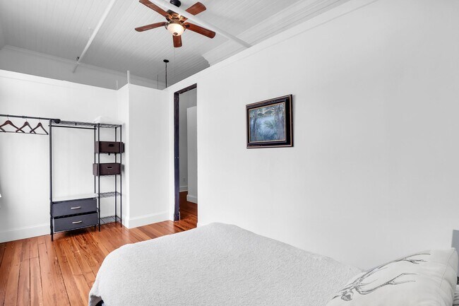 Building Photo - Stunning Corner Loft in the Heart of Historic Downtown Savannah