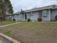 Building Photo - 3 bed 2 bath Home for Rent in Grants Pass