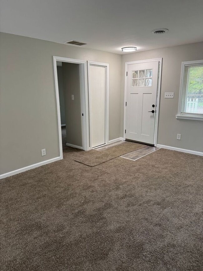 Building Photo - Nice 2 bedroom ranch with lake access