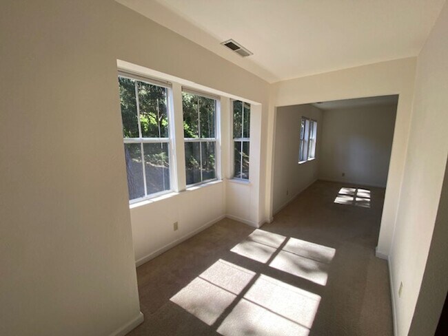 Building Photo - 15 Glen Lake Dr