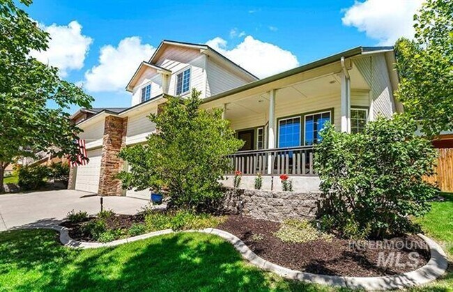 Building Photo - 3 Bedroom 2.5 Bath, 3 Car Garage w/Gorgeous Exterior