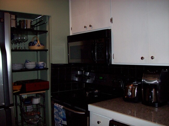 Building Photo - Cleveland Park - University Ridge Condo- 2 Bedroom 1 Bath