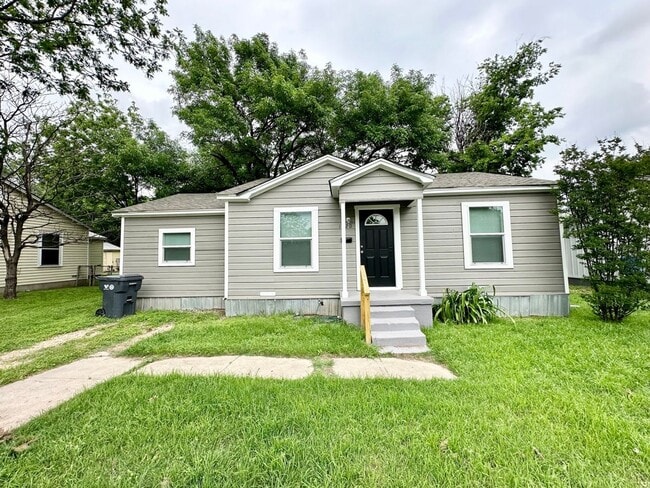 Primary Photo - Recently Remodeled 3 Bedroom!