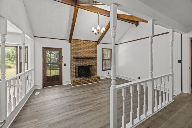 Building Photo - Charming Rental in Central Location