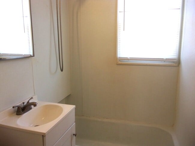 Building Photo - 502 Brendale Dr