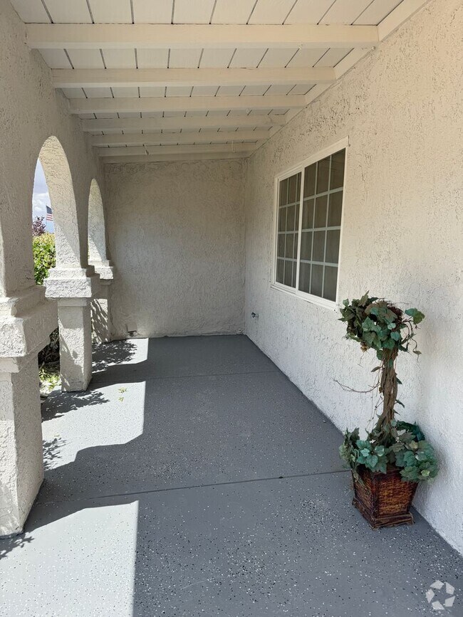 Building Photo - Spacious 3BR Home in Apple Valley | Wood F...