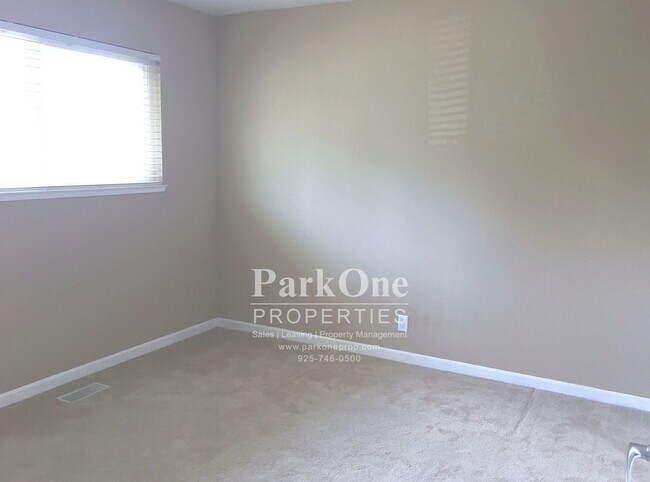 Building Photo - 1500 Fieldcrest Dr