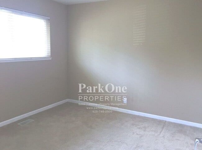 Building Photo - Nicely Updated Home Now Available in Pleasant Hill