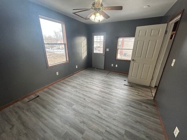 Building Photo - Two bedroom single family house within walking distance of Blessing Hospital.