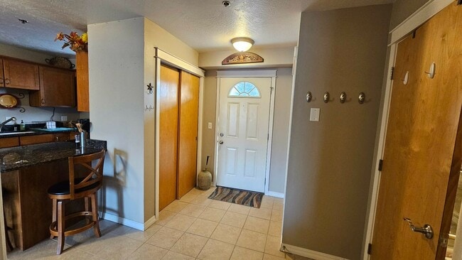 Building Photo - Condo located near the lake- Available NOW until July 31st, 2026. Available again September 1st, ...