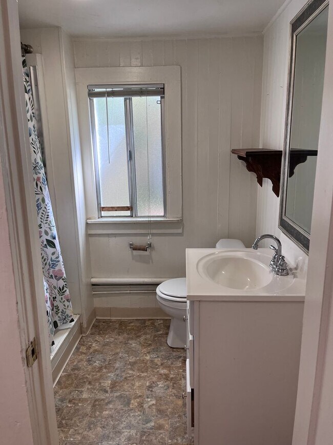 Building Photo - 2 STORY ONE BEDROOM APARTMENT IN PENRYN!