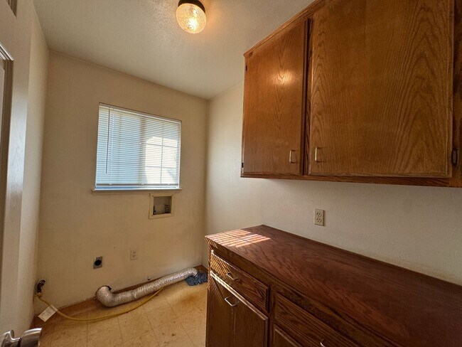 Building Photo - Northwest Bakersfield Home