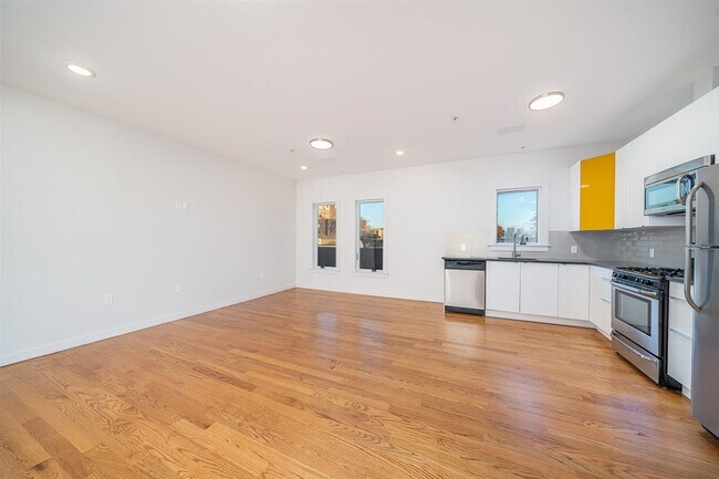 Building Photo - 541 42nd St