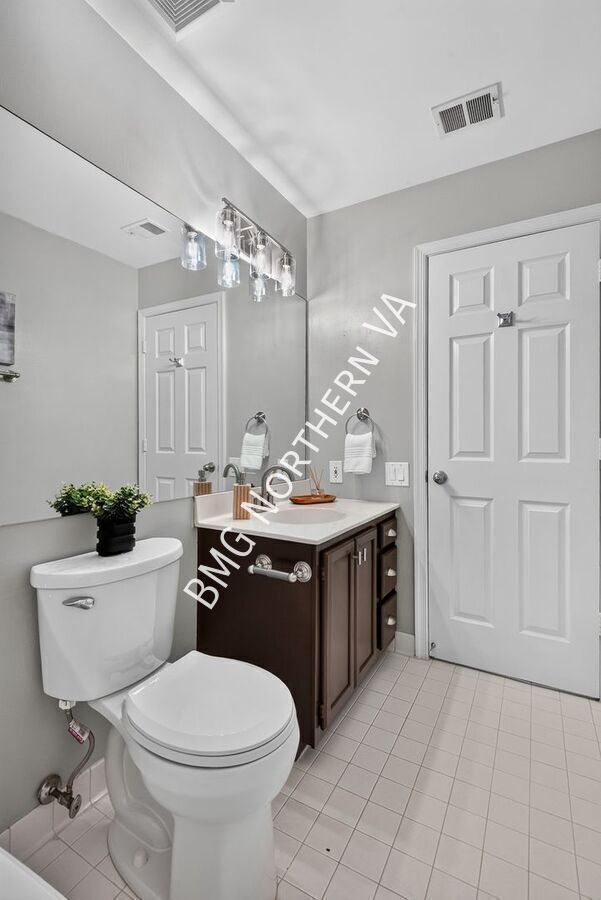 Building Photo - 43790 Laburnum Square