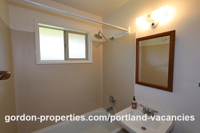 Building Photo - NE 65th Ave - End unit 1 bedroom apartment