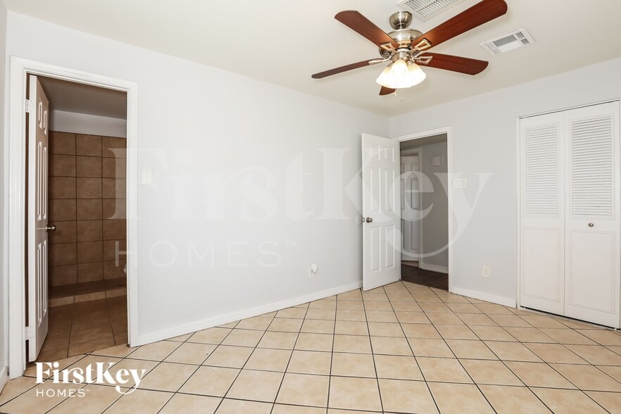 Building Photo - 4739 E Sunland Ave