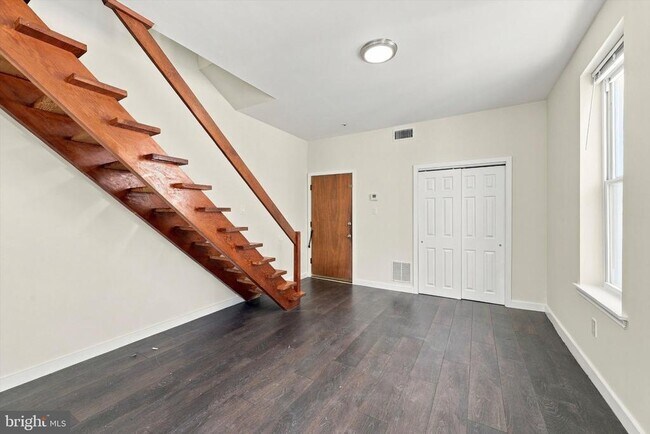 Building Photo - 1716 Mt Vernon St