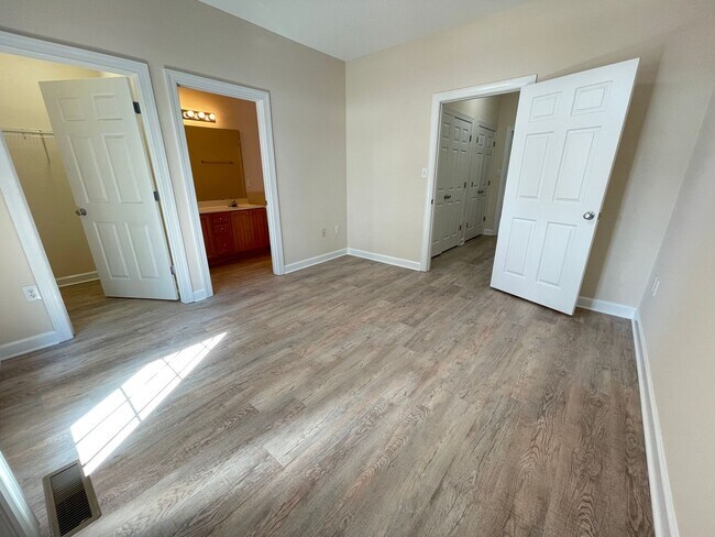 Building Photo - Wonderful location and features for this s...