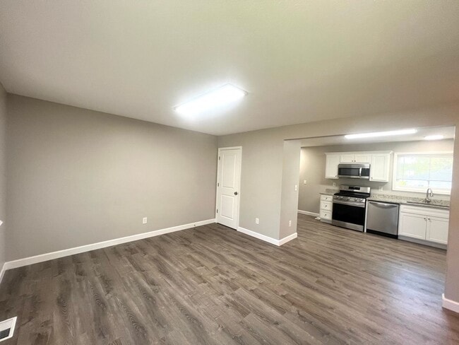 Building Photo - Beautifully updated 3 Bedroom 1 Bath Home ...