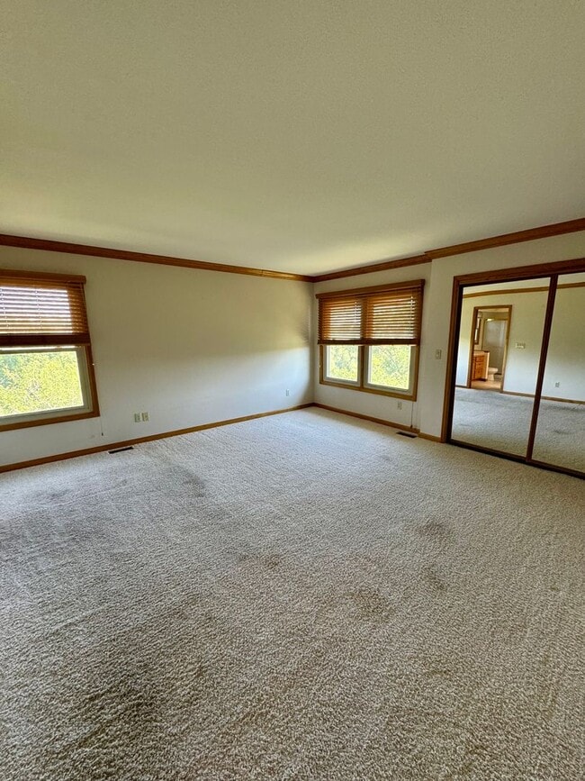 Building Photo - Well Maintained 3 bedroom end unit Townhom...