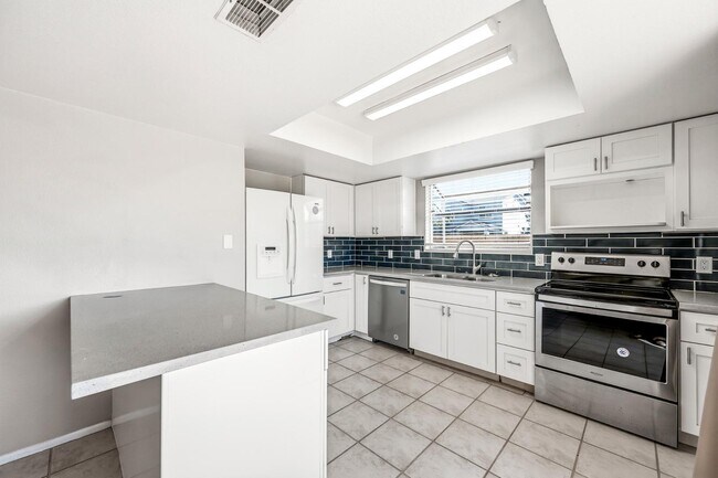 Building Photo - 860 S Rio Dr