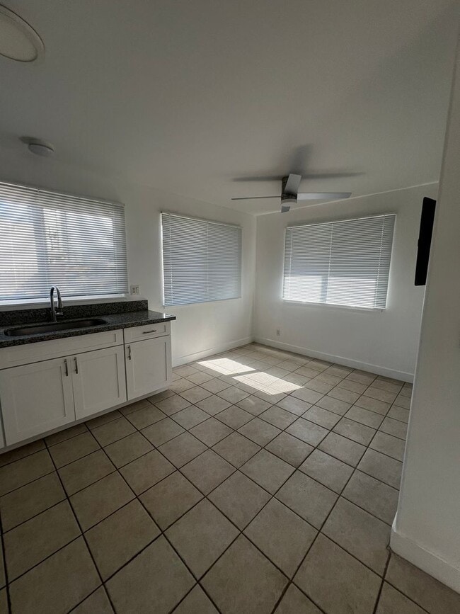 Building Photo - Highly Desired 2 bedroom, 1 bath, 2 parkin...