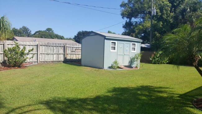 Building Photo - 3 bedroom 2 bath home with screened in pool (coming soon)