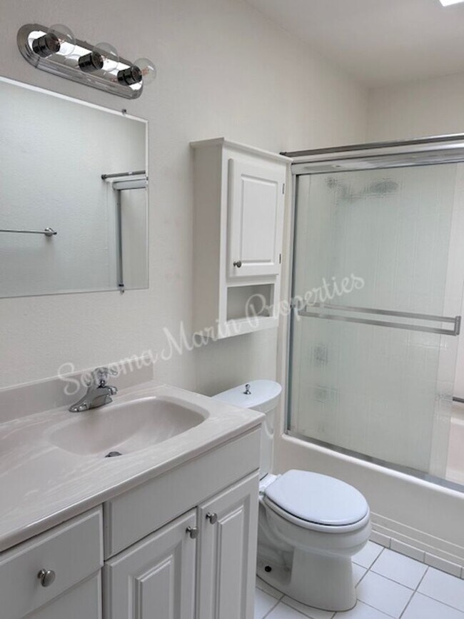Building Photo - Spacious 2 bedroom, 1.5 bath condo in Ever...