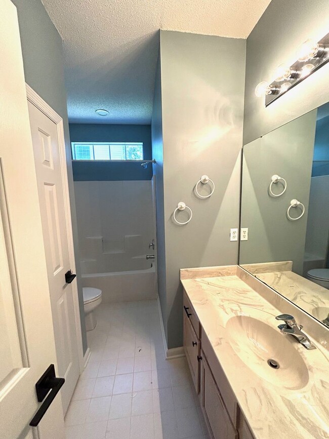 Building Photo - Spacious 3BR/2BA home in the highly desire...