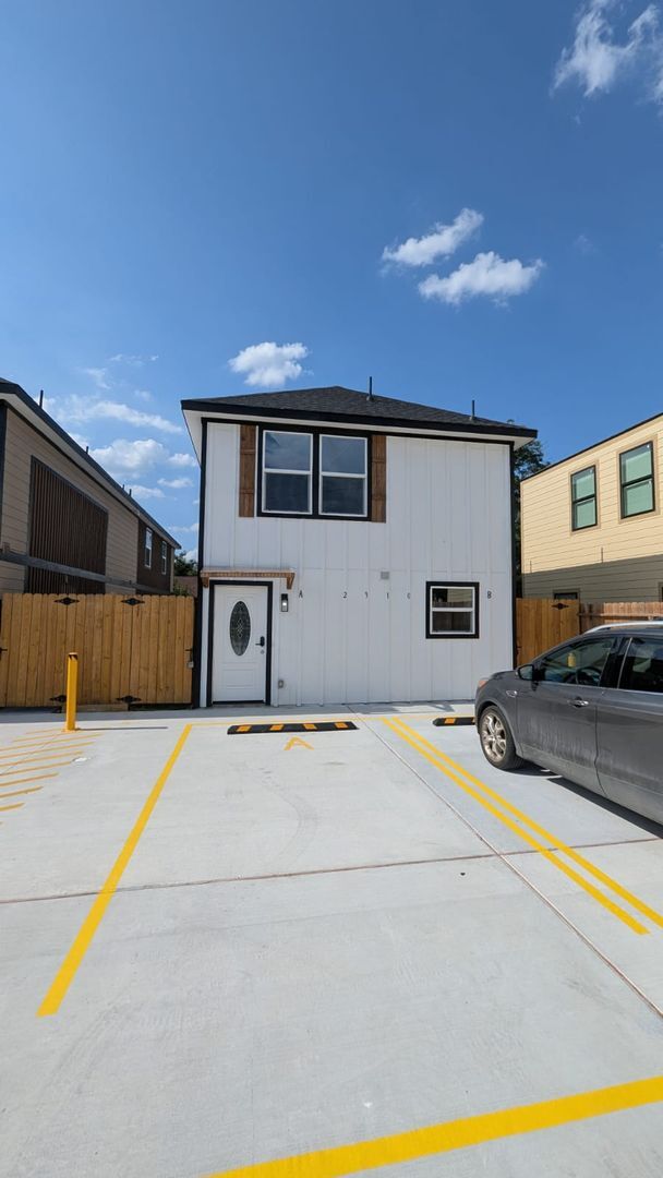 Primary Photo - ? Modern 3-Bedroom Duplex with Open Layout ?