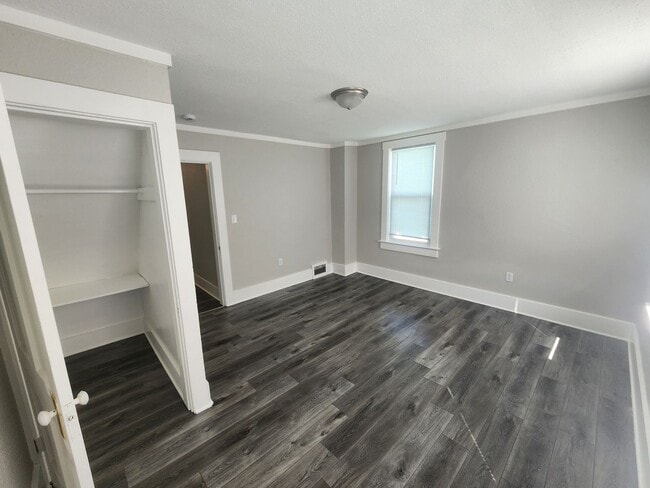 Building Photo - 307 E 22nd St