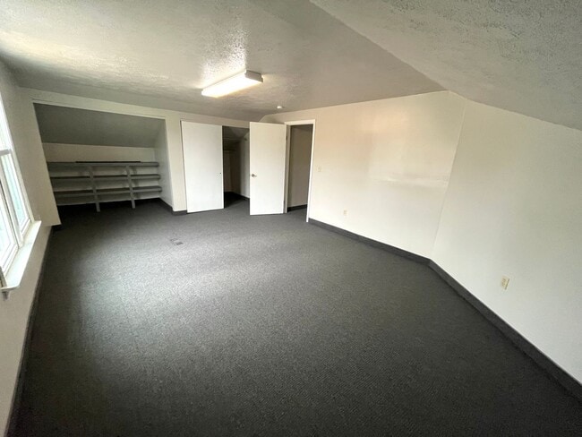 Building Photo - FIVE BEDROOM HOUSE !!. Just a four-minute ...