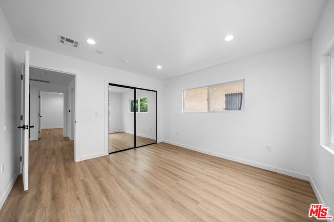 Building Photo - 1537 N Kingsley Dr