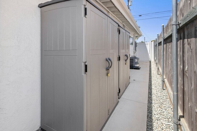 Building Photo - Long Term Unfurnished Rental available a f...