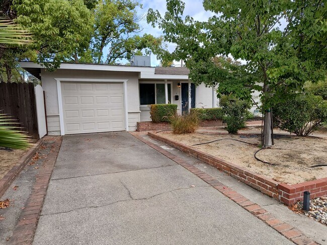 Building Photo - Darling Home on Darlene!