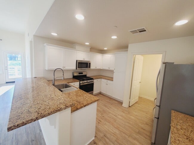 Building Photo - Spacious Condo 3 bedrooms, 2 bathrooms Built 2016