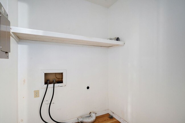 Building Photo - Charming 3 Bedroom House in Springfield!