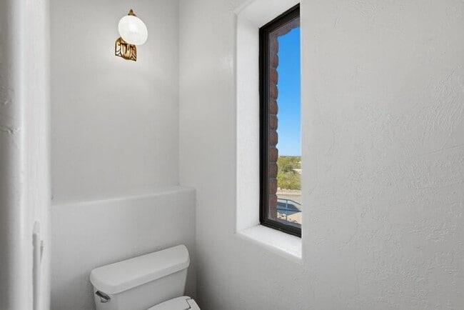 Building Photo - 770 N Lazy J Wy