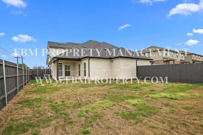 Building Photo - 5018 Villas Dr