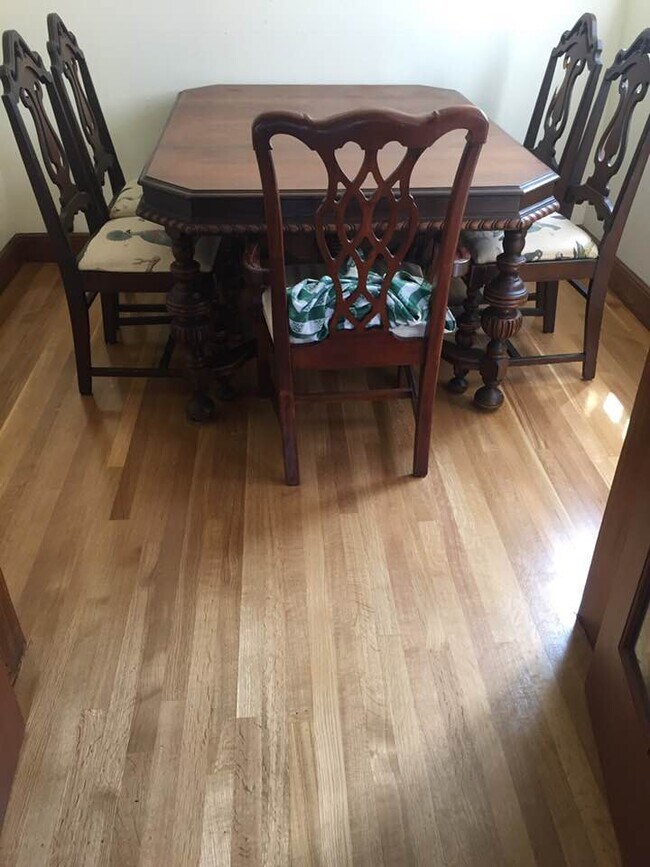 Breakfast nook - 848 Central Ave