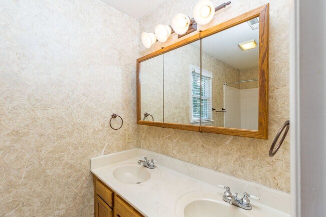 Building Photo - Immaculate updated 2 story 3 bedroom 2.5 bathroom house in the Briarwood area Greensboro