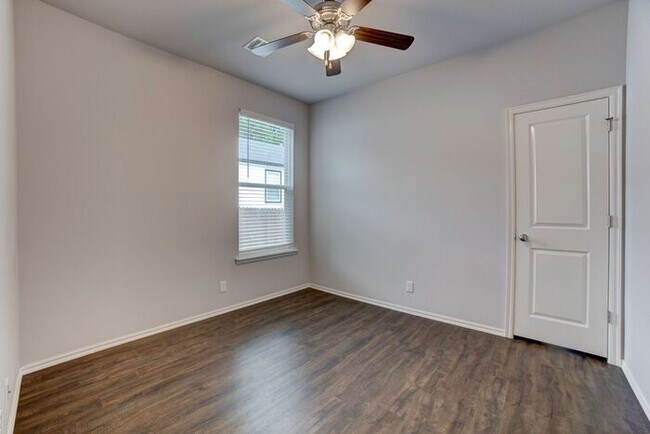 Building Photo - Unique 4/2/2 Near Downtown Tulsa!