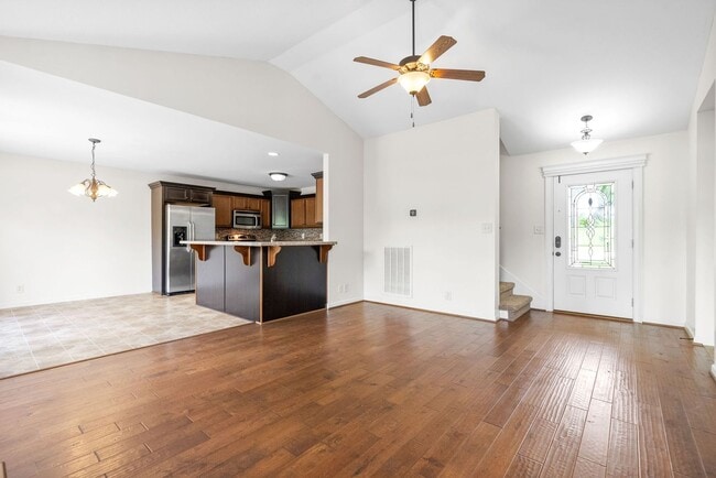 Building Photo - 3 Bedroom 2 Bath Pet Friendly Home For Ren...