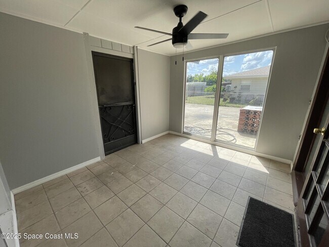 Building Photo - 1148 N Singleton Ave
