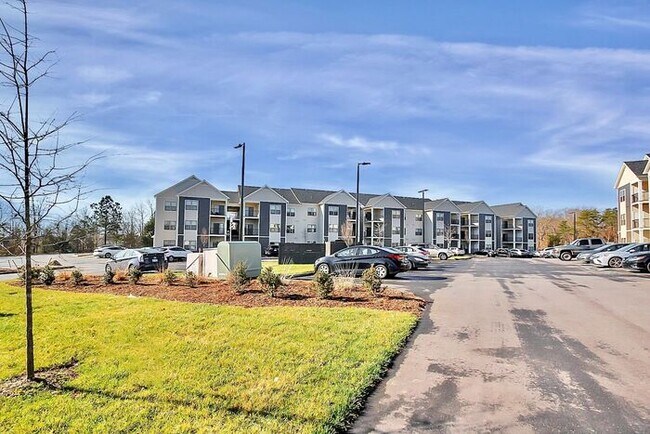 Building Photo - Renovated Mallard Creek Apartment for Lease!