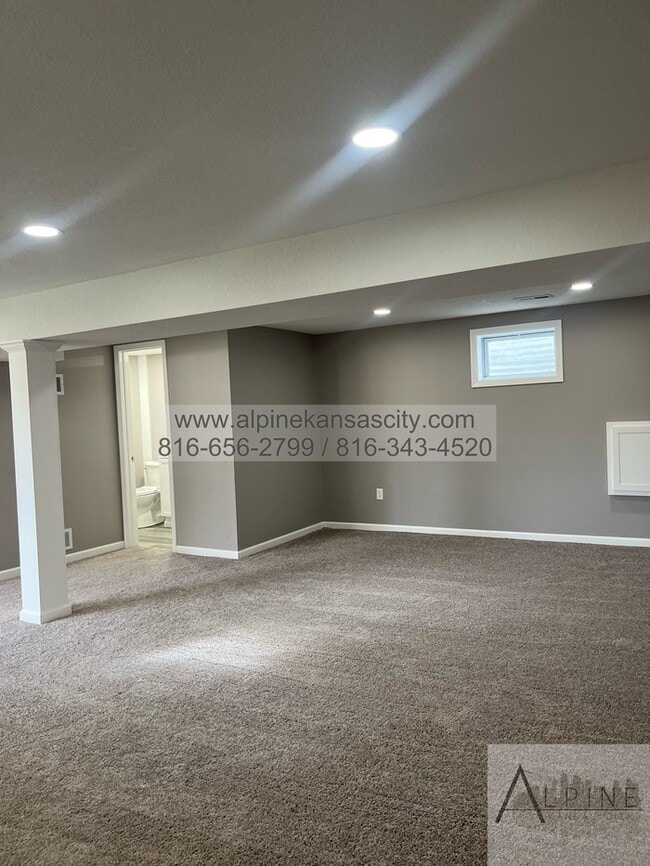 Building Photo - Available Mid January! 5 Bedrooms, PLUS Rec Room in Gladstone!